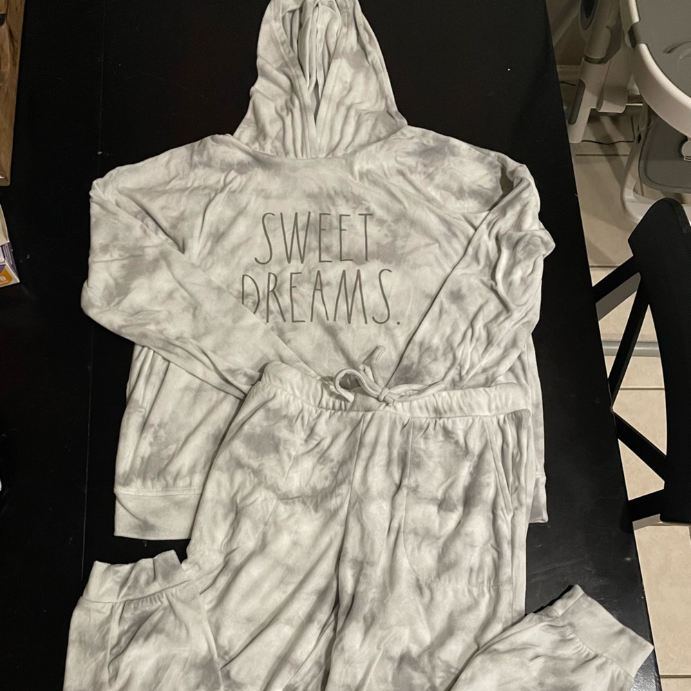 RAE DUNN Super soft Pajamas/lounge outfit